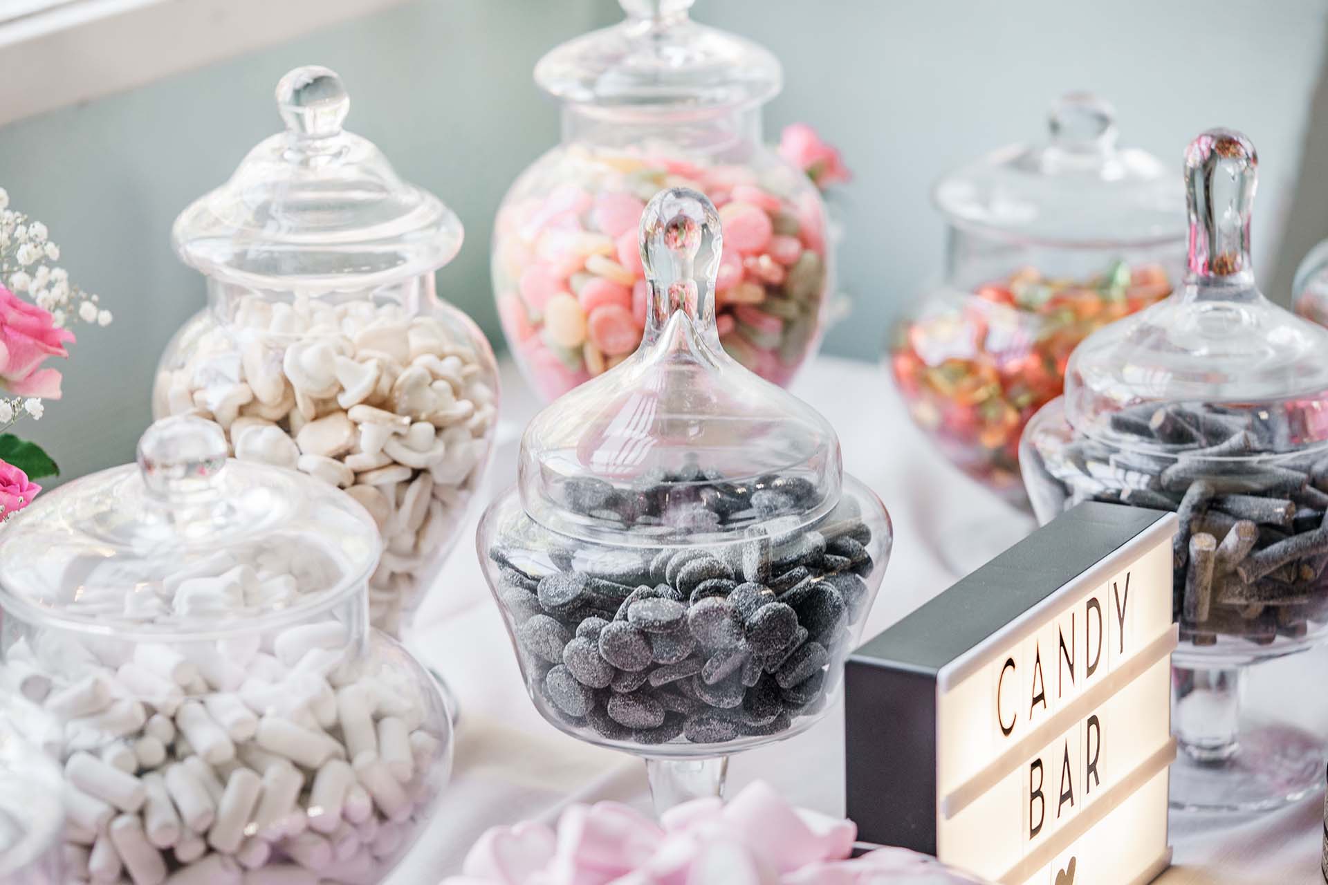 Schalen mit Süßigkeiten einer Candy Bar